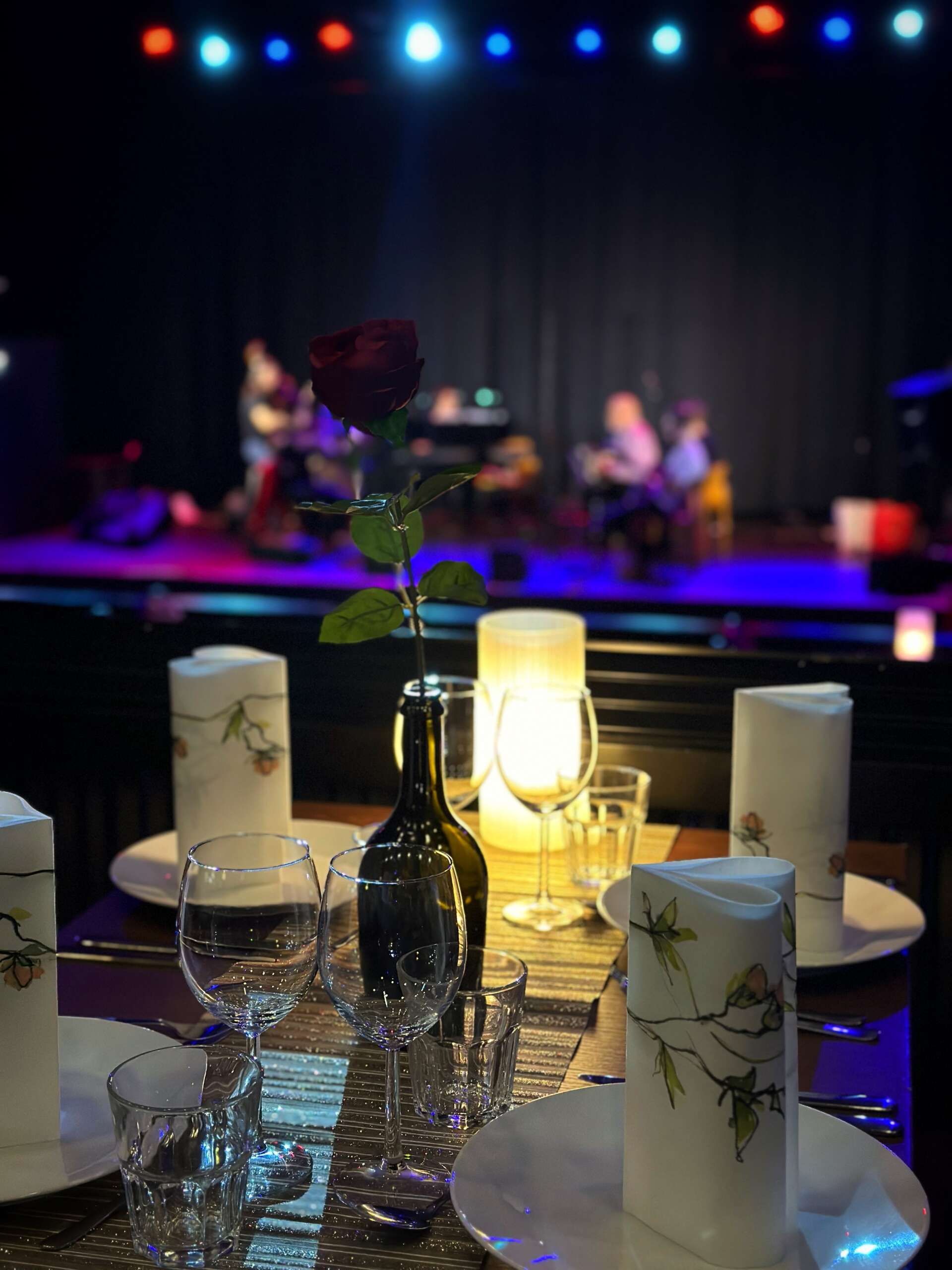 Huhtikuun Show&Dinner illat