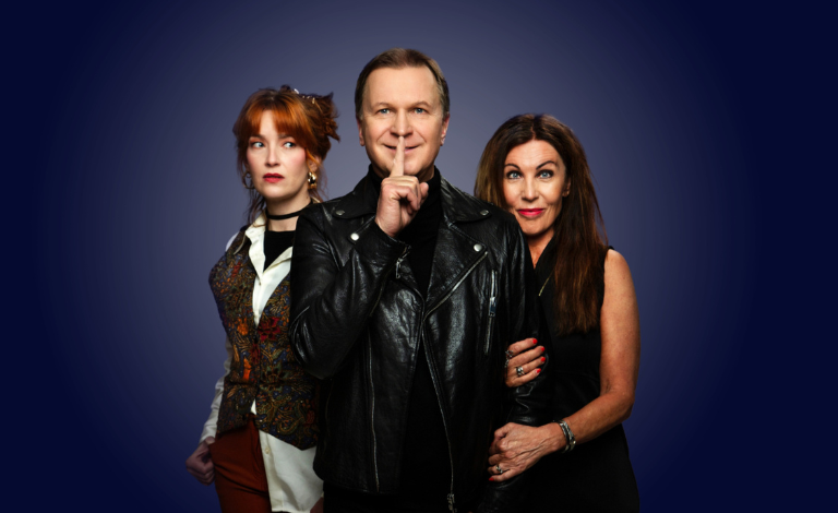 Laulaja Jore Marjaranta Mä Aion Elää -näytelmän pääroolissa